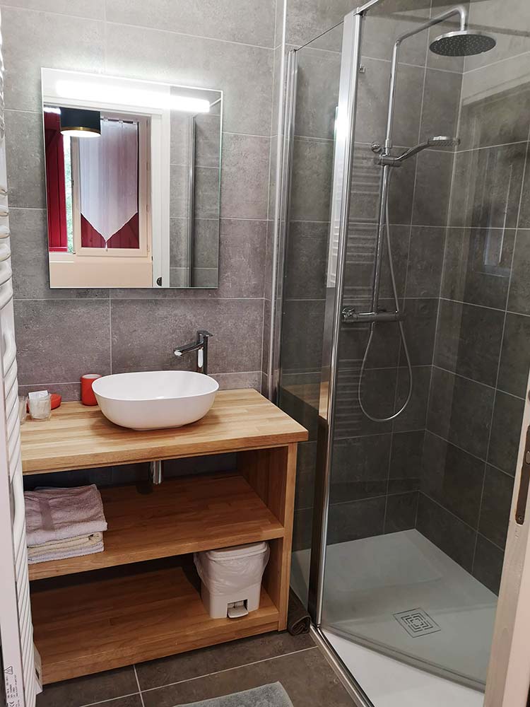 Salle de bain, chambre L’Asphodèle – Relais d’Avajan Salle de bain, chambre L'Asphodèle - Relais d'Avajan