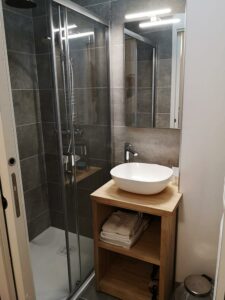 Salle de bain, chambre Iris 2 - Relais d'Avajan