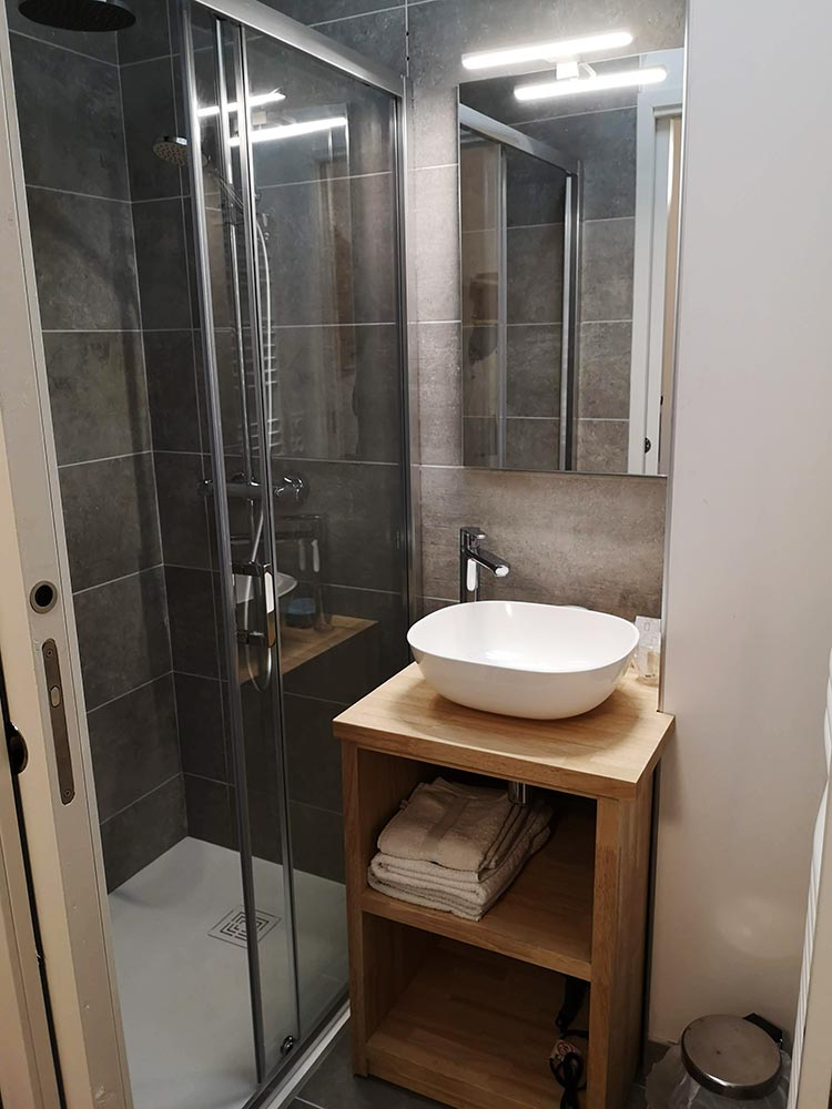 Salle de bain, chambre Iris 2 – Relais d’Avajan Salle de bain, chambre Iris 2 - Relais d'Avajan