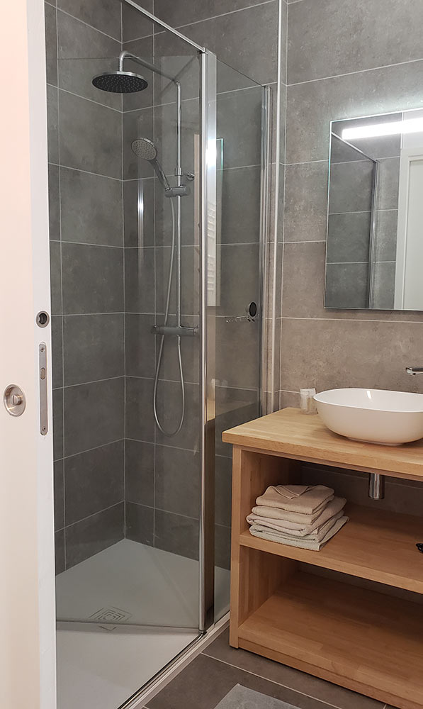 SDB Chambre Le Lis – Relais d’Avajan SDB Chambre Le Lis - Relais d'Avajan
