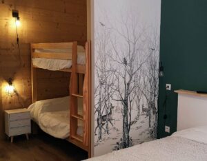 Chambre Ancolie, lit double et lit superposé - Relais d'Avajan