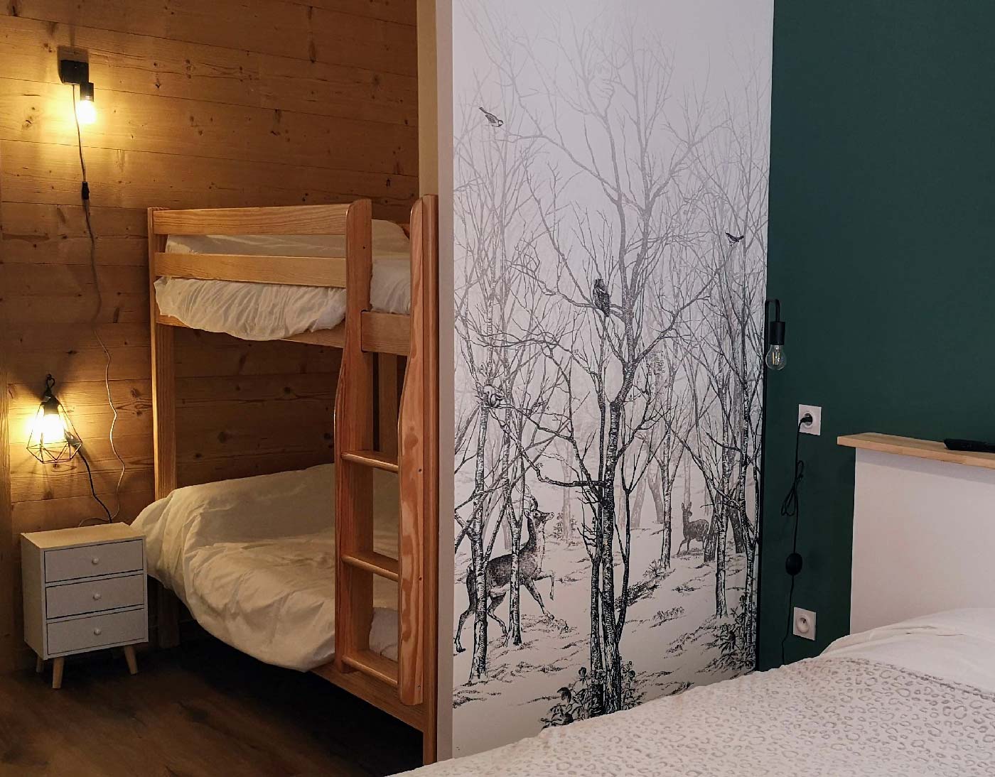 Chambre Ancolie, lit double et lit superposé - Relais d'Avajan