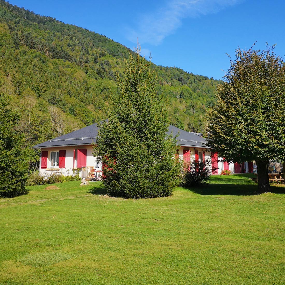 Vue du jardin- Relais d'Avajan