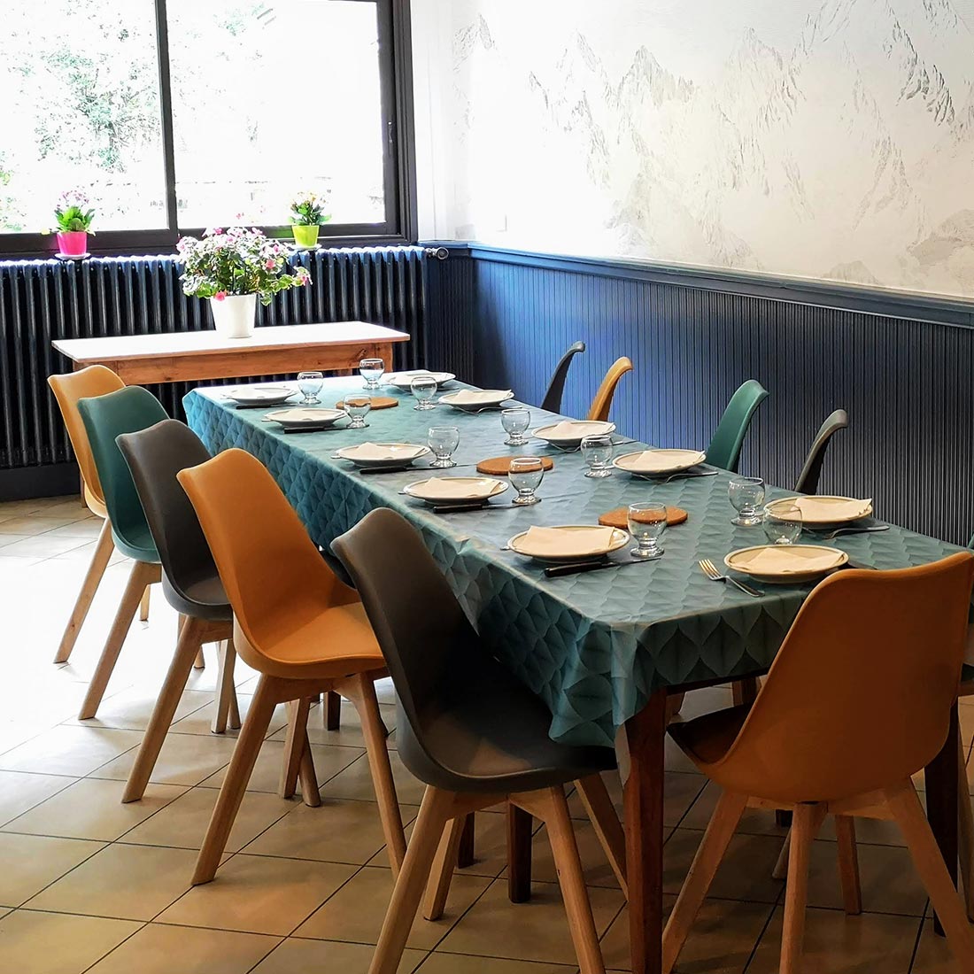 Grande table à manger - Relais d'Avajan