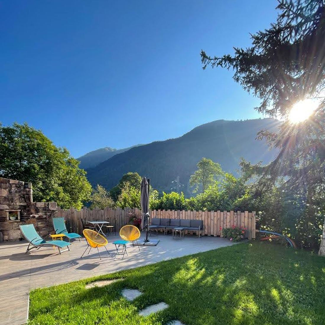 Terrasse et jardin- Relais d'Avajan